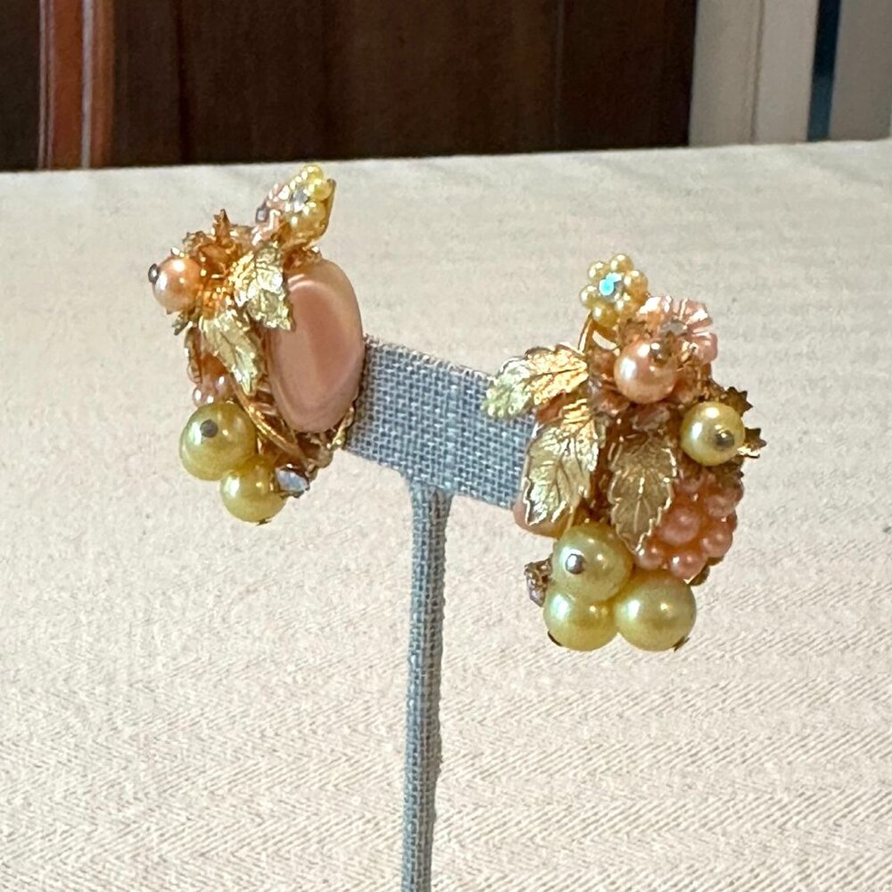 Vintage Beau Jewels Clip-On Earrings With Faux Pearl & Gold-Tone Leaf Cluster - Picture 4 of 7